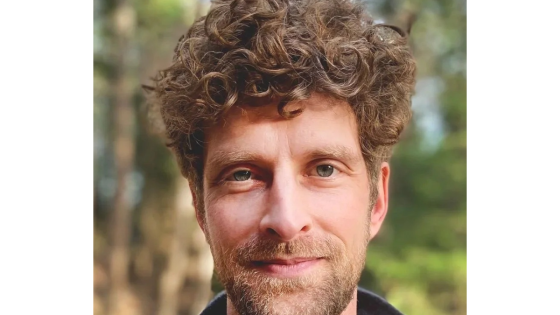 Jonathan Askholm speaking about smell loss and brain health on the Living to 100 Club podcast